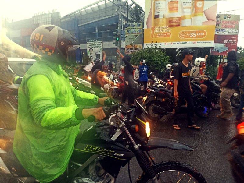 Tampak Kabag Ops Polres Kediri Kota Kompol Mukhlason melakukan pengamanan dan pengawalan rombongan pesilat yang kembali ke daerah asalnya, Tulungagung.