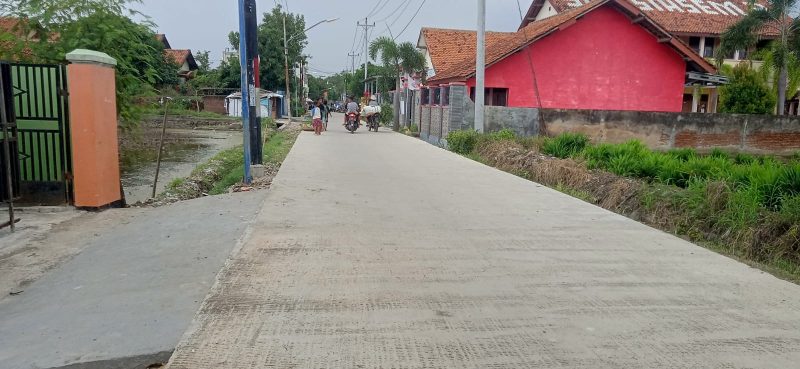 Warga desa siasem Brebes antusias atas dibangunnya jalan desa di Rt.07 guna menunjang aktifitas warga.